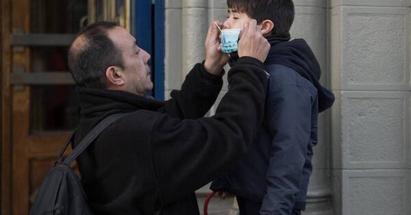 La Nación / Chile establece tapabocas obligatorio en colegios por alerta sanitaria