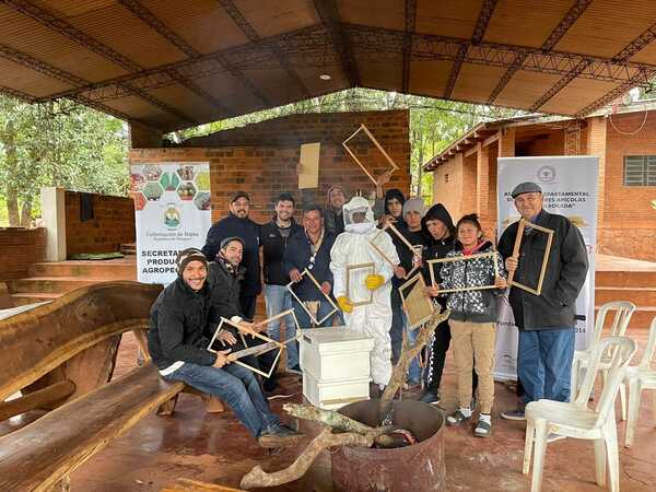 CAPACITAN EN APICULTURA A JÓVENES EN PROCESO DE RECUPERACIÓN DE LAS ADICCIONES