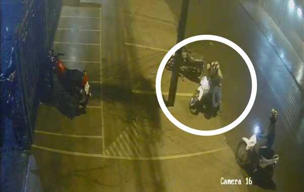 Ni el mal tiempo los detiene: Ladrones se llevan una moto del estacionamiento de un gimnasio - Oasis FM 94.3