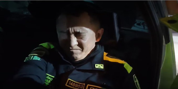 Diario HOY | VIDEO| Policía colombiano traga los billetes de una extorsión para evitar su captura