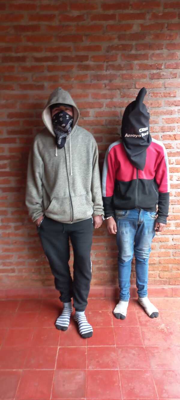 DETIENEN DOS JÓVENES POR ASALTAR A REPARTIDOR DE MERCADERÍAS EN CAMBYRETÁ