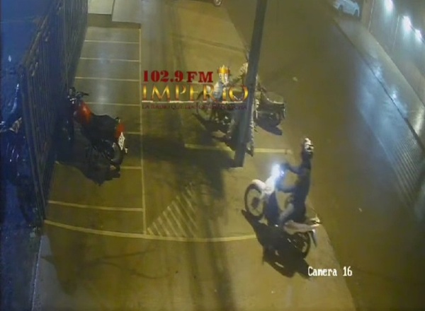 Roban motocicleta de un joven frente a un gimnasio en el barrio Guaraní - Radio Imperio