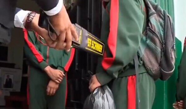 Implementan controles con detectores de metales en un colegio de Asunción - El Independiente