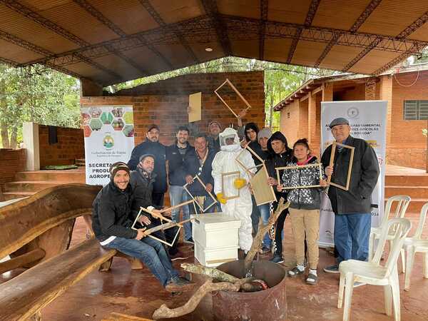 GOBERNACIÓN DE ITAPÚA DESARROLLÓ CAPACITACIÓN EN APICULTURA A JÓVENES EN PROCESO DE RECUPERACIÓN DE LAS ADICCIONES - Itapúa Noticias
