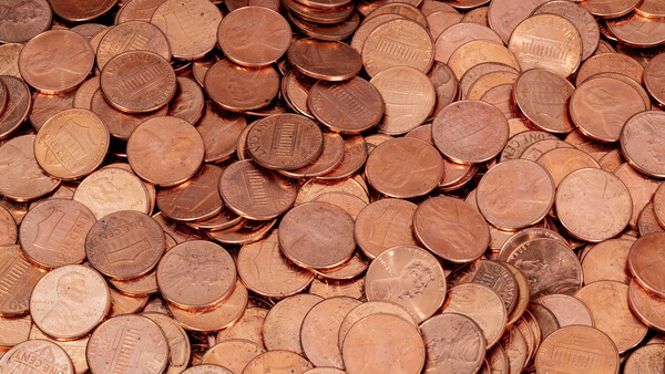 Diario HOY | Mientras limpiaban la casa de familiar, encuentran tesoro de un millón de monedas de cobre