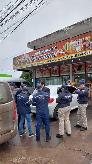 Inspectores de Tributación clausuran local comercial por no emitir boleta