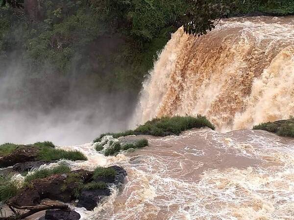 Malevos encapuchados dejaron perõ a turistas en Saltos del Monday