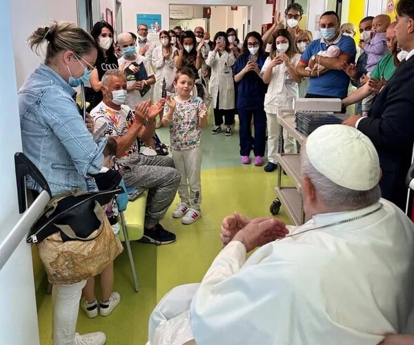 Papa Francisco visita a niños de oncología durante su internación en el Gemelli de Roma - Unicanal