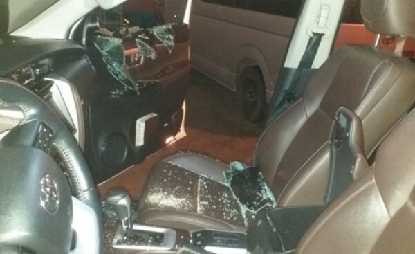 Cuatro violentos malvivientes asaltaron a mujer al llegar a su casa