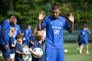 Mbappé dice que seguir en el PSG es la “única opción en este momento” - Fútbol Internacional - ABC Color
