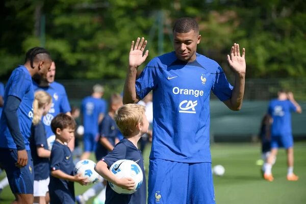 Mbappé dice que seguir en el PSG es la “única opción en este momento” - Fútbol Internacional - ABC Color