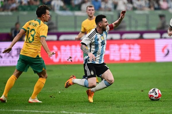 Messi vuelve a descollar en triunfo de Argentina por 2-0 a Australia en Pekín - Fútbol - ABC Color