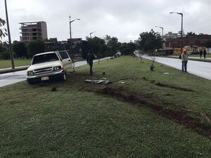 Camioneta vuelca tras choque en la Avenida Japón de Encarnación