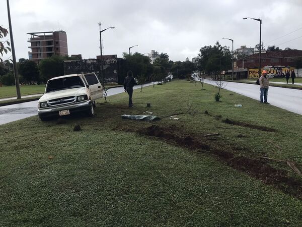 Camioneta vuelca tras choque en la Avenida Japón de Encarnación