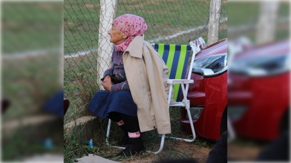 Emocionó a todos: la abuelita que no se pierde un solo partido de su nieto
