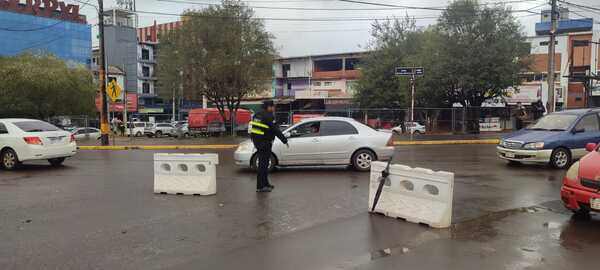 Implementan encauzadores en rotonda San Roque para evitar caos vehicular en la zona primaria de Encarnación