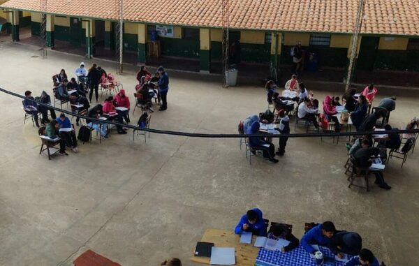 Diario HOY | Alumnos dan clase bajo un tinglado pese a bajas temperaturas