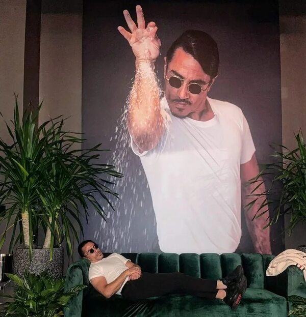 Salt Bae cierra su hamburguesería de Nueva York, “la peor de la ciudad”, donde servía hamburguesas de 100 dólares - Gente - ABC Color
