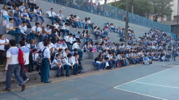 “No somos criminales": Alumnos realizarán sentata contra cateo de mochilas - Noticiero Paraguay