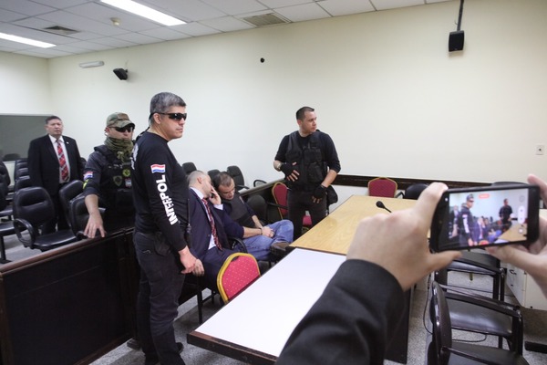 Detienen a abogado por caso de celular para “Tío Rico” | 1000 Noticias