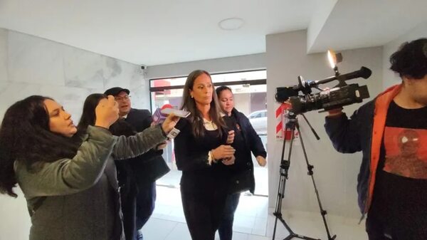 Esposa de militar declaró ante fiscales sobre el caso del celular para Tío Rico - Policiales - ABC Color