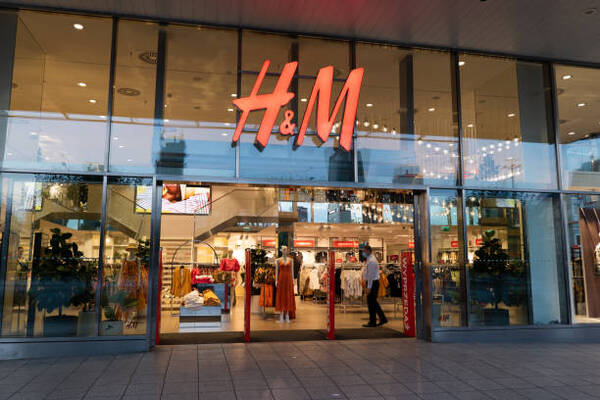 H&M ingresa 4.980 millones de euros en su segundo trimestre, el 6% m谩s que un a帽o antes - Revista PLUS