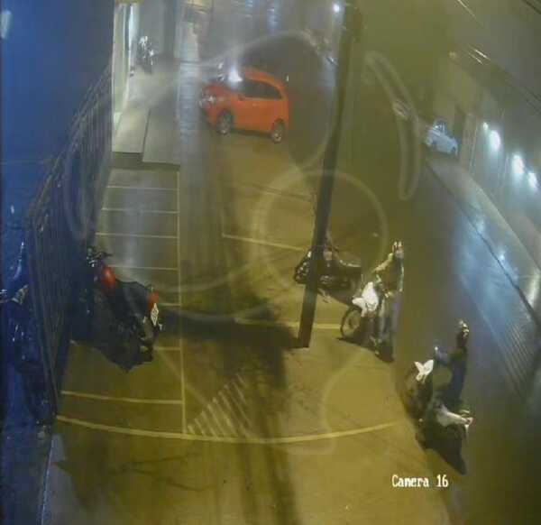 Hurtan motocicleta frente a un gimnasio del Barrio Guaraní