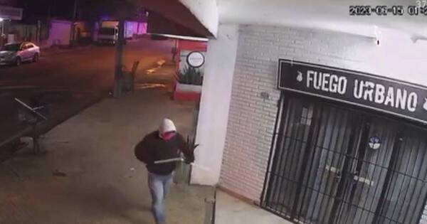 La Nación / Malvivientes vaciaron tienda en Sajonia y se llevaron ropas por G. 50 millones