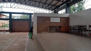 Estudiantes dan clases en polideportivo mientras esperan que culminen obras en la escuela - Nacionales - ABC Color