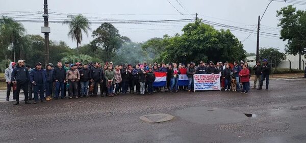 Funcionarios de EBY reclaman firma de contrato y pago de salarios - Nacionales - ABC Color