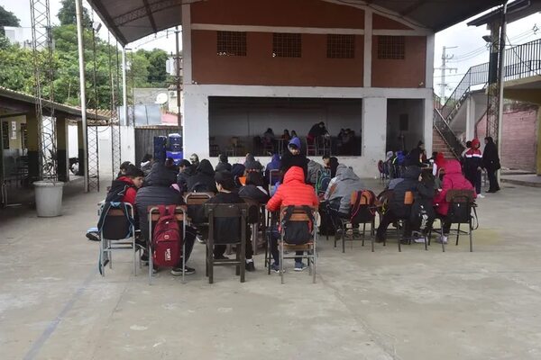 La respuesta del MEC sobre los alumnos estudiando a la intemperie - Nacionales - ABC Color