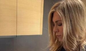 Colágeno que promueve Jennifer Aniston es sacado del mercado por contener partículas de plástico