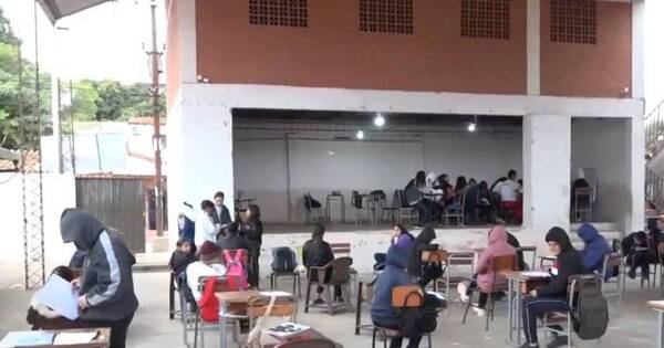 La Nación / Alumnos de escuela de Asunción no tienen aulas y pese al frío dan clases bajo el tinglado