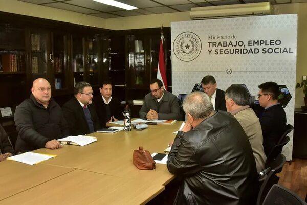 Transportistas alegan al Ministerio de Trabajo que choferes eligen trabajar “en negro” - Economía - ABC Color