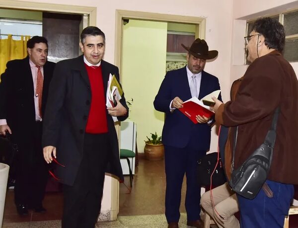 Recusan y califican de ilegal a Tribunal de ANR que busca expulsar a dirigente por criticar a HC - Política - ABC Color