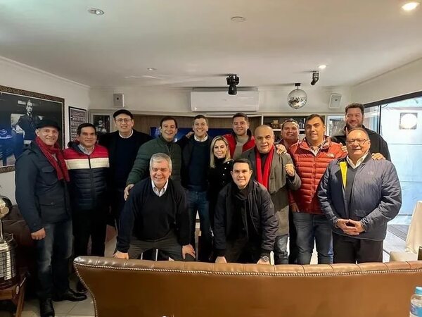 El imputado por lavado de dinero Erico Galeano se exhibe con Santi Peña y Enrique Riera - Política - ABC Color