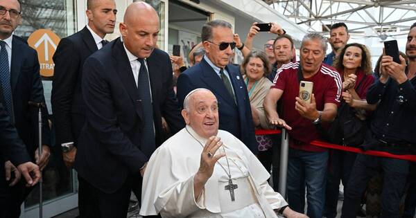 La Nación / El papa sale del hospital nueve días después de una cirugía