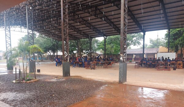 En Hernandarias, alumnos siguen dando clases bajo un tinglado - La Clave