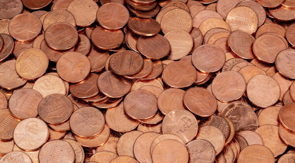 Mientras limpiaban la casa de familiar, encuentran tesoro de un millón de monedas de cobre