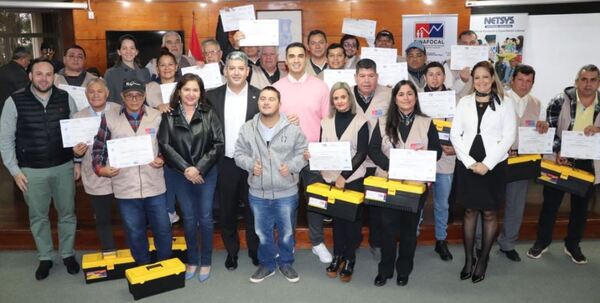 Mujeres se forman en fontanería