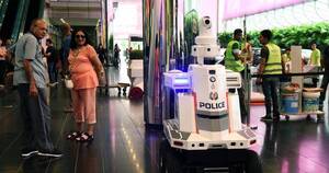 La Nación / Robots policías patrullan en Singapur