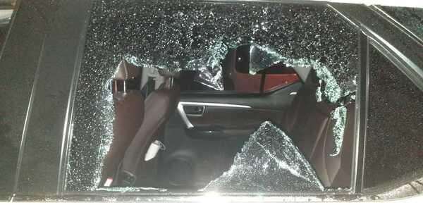 Revientan camioneta y golpean a mujer durante violento asalto - La Clave