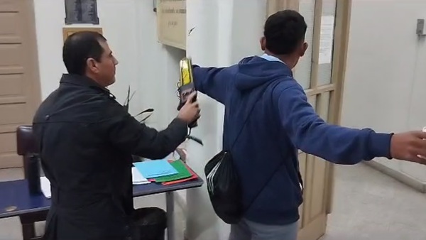 El primer colegio de Asunción que implementa detector de metales