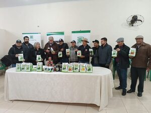 Yacyreta hizo entrega de semillas a productores de Itapúa