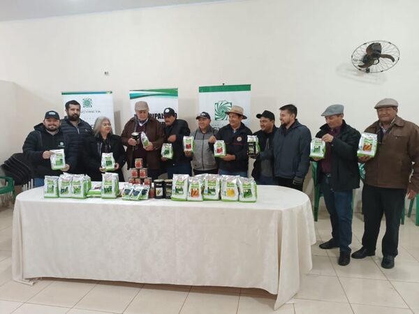 Yacyreta hizo entrega de semillas a productores de Itapúa