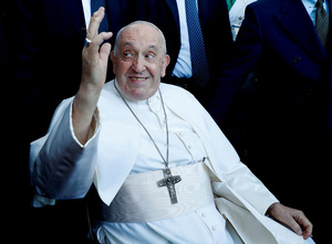 Papa Francisco bromea tras ser dado de alta: “Estoy todavía vivo” - Oasis FM 94.3