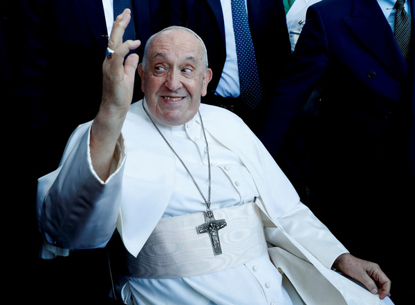 Papa Francisco bromea tras ser dado de alta: “Estoy todavía vivo” - Oasis FM 94.3