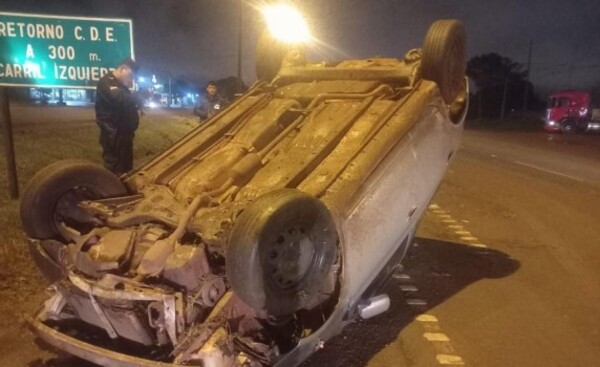 Conductora resultó herida tras volcar su vehículo