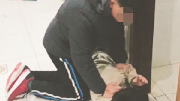 Graban brutal golpiza y amenaza en baño de cole