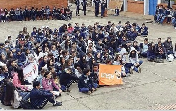 Estudiantes anuncian sentata contra cateo de mochilas - ADN Digital